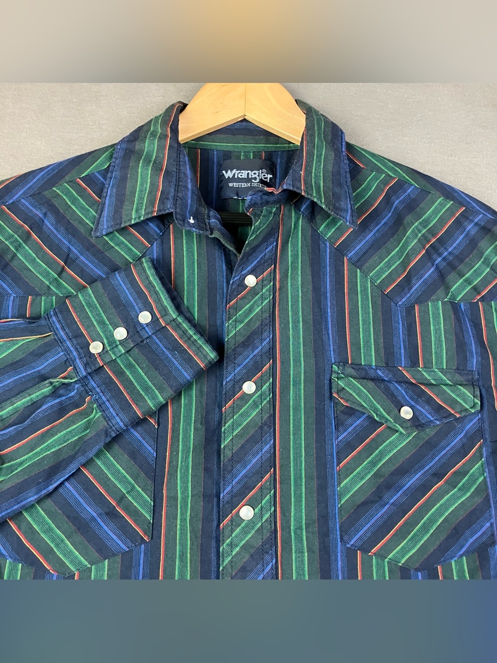 Vintage Wrangler Men’s Size L Pearl Snap Long Sleeve Western Button Down Shirt.